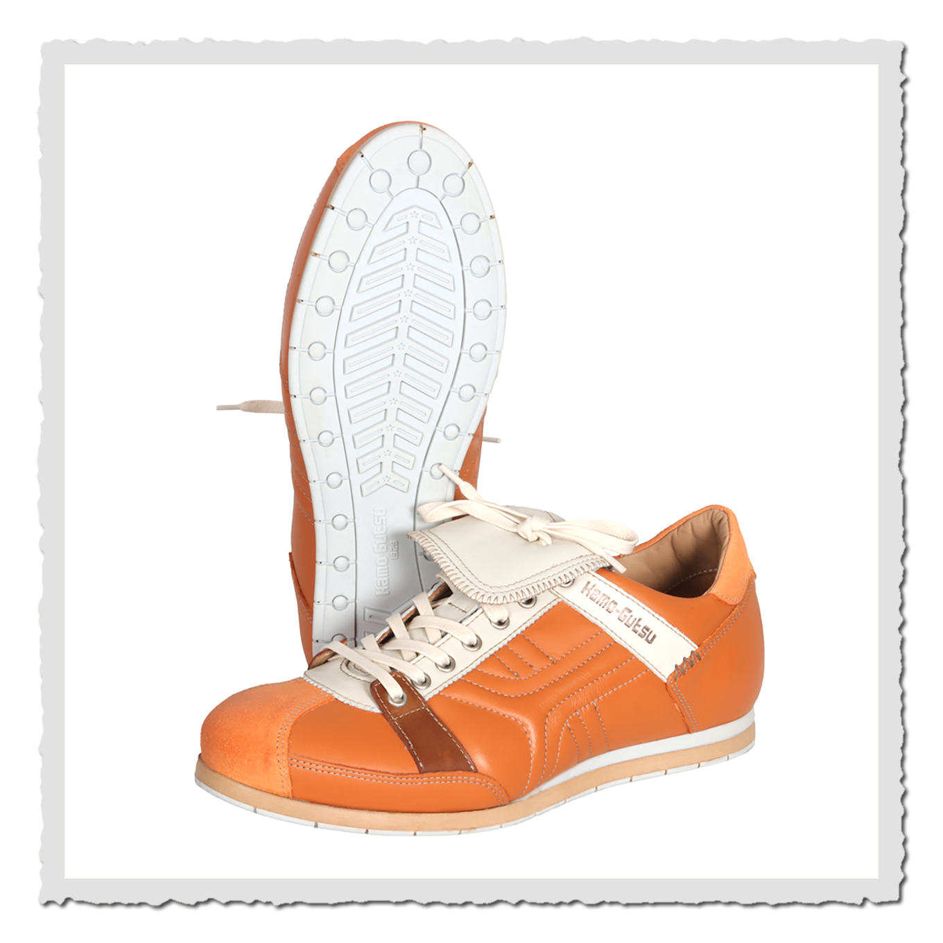 Schuhpaar in Orange vor hellem Hintergrund, ein Schuh mit Sohlenansicht, der andere in Seitenperspektive.